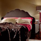 Спальный гарнитур в яркой цветовой гамме.