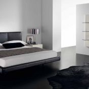 Спальный гарнитур с кроватью CYGNUS в обивке из черной кожи