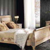 Спальный гарнитур в естественной окраске дерева