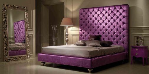 Спальный гарнитур лилового оттенка.