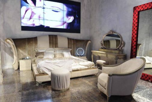 Спальный гарнитур светлых оттенков.