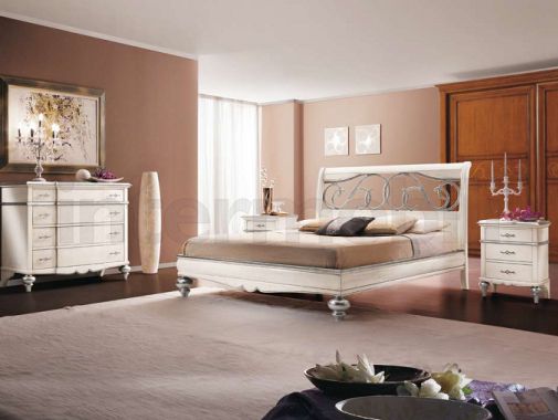 Спальный гарнитур в светлом лаке с серебристыми ножками из коллекции Verona