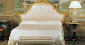 Спальный гарнитур с большой кроватью в классическом стиле