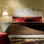 Спальный гарнитур насыщенных оттенков.