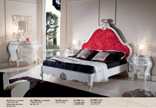 Спальный гарнитур в обивке из красного бархата