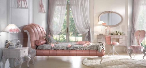 Спальный гарнитур в розовом цвете.