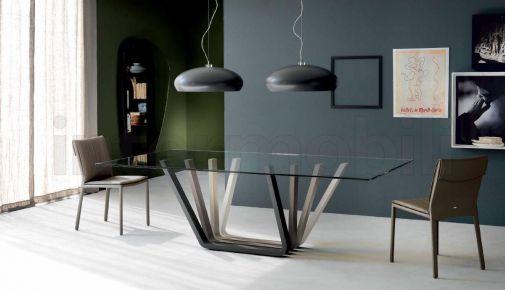 Стеклянный стол