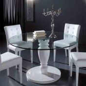 Стеклянный стол и мягкие стулья от DV Home Collection.