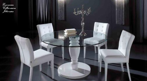 Стеклянный стол и мягкие стулья от DV Home Collection.