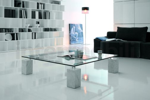 Стеклянный столик на четырех ножках.