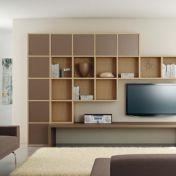 Стенка для гостиной с множеством полок и местом под телевизор