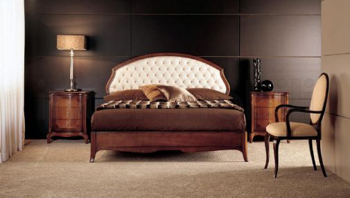 Стильная кровать и прикроватные тумбочки.