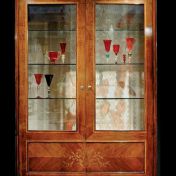 Стильная витрина с двумя дверцами.