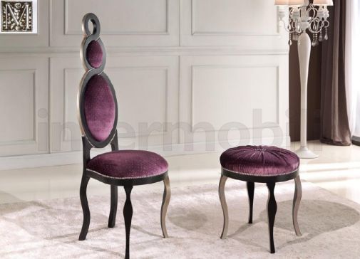 Стильный стул с мягким пуфом.