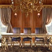 Стол и мягкие стулья для гостиной.