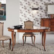 Стол и стулья для гостиной.