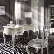 Стол и стул в светлых тонах