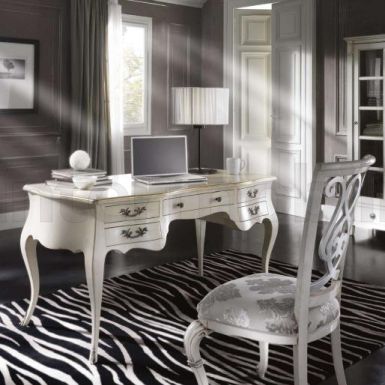 Стол и стул в светлых тонах