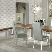 Стол и стулья для столовой комнаты.