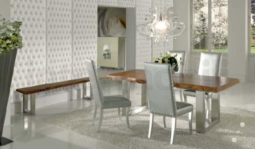 Стол и стулья для столовой комнаты.