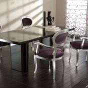 Стол с мягкими стульями