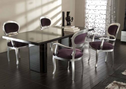 Стол с мягкими стульями