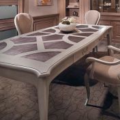 Стол с кожаными вставками на столешнице