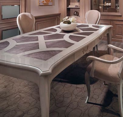 Стол с кожаными вставками на столешнице