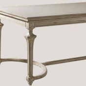 Стол с эффектом состаривания, сделанный вручную.