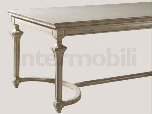 Стол с эффектом состаривания, сделанный вручную.