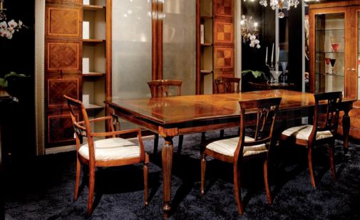 Стол со стульями для столовой.