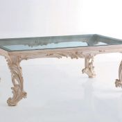 Стол со стеклянной столешницей на резных ножках