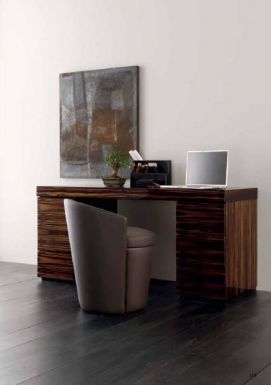 Стол в коричневом цвете с ящичками