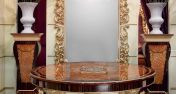 Стол, зеркало и цветочный стенд фабрики Carlo Asnaghi
