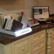 Столешница из кварца-образец в салоне