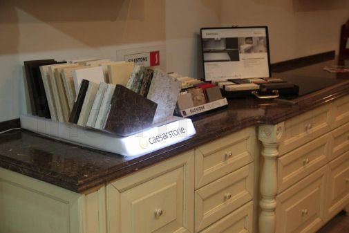 Столешница из кварца-образец в салоне