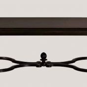 Столик для гостиной темного оттенка из эбена.