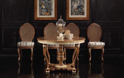 Столик и стулья в классическом стиле