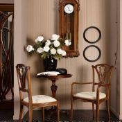 Столик и стулья для украшения гостиной.