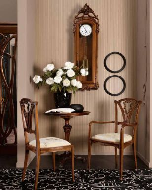 Столик и стулья для украшения гостиной.