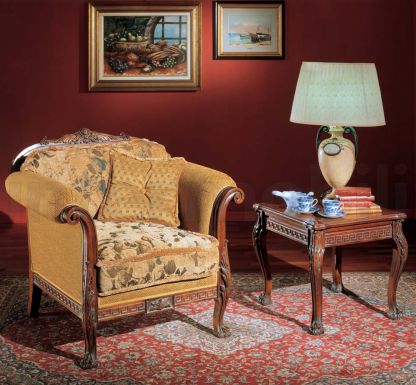 Столик и уютное кресло в классическом стиле