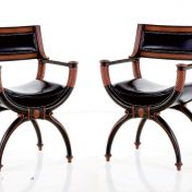 Стул с подлокотниками обитый кожей