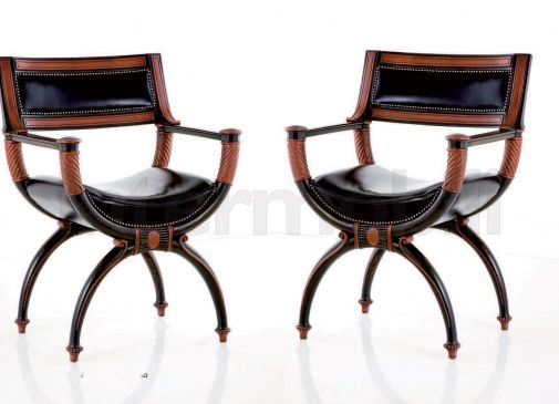 Стул с подлокотниками обитый кожей