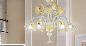 Люстра, декорированная желтыми цветами