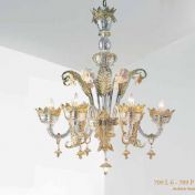 Люстра, декорированная золотым стеклом