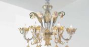 Люстра, декорированная золотым стеклом