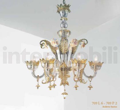 Люстра, декорированная золотым стеклом