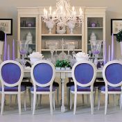 Светлая композиция для столовой с яркими стульями