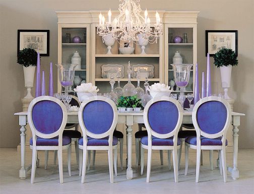 Светлая композиция для столовой с яркими стульями