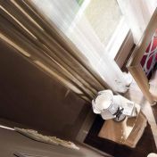 Светлая мебель для классической спальни.